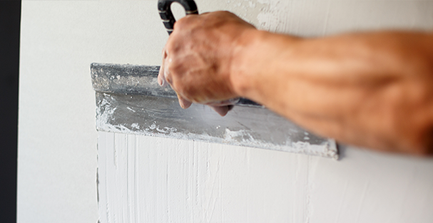 Aplicando masilla para pared interior